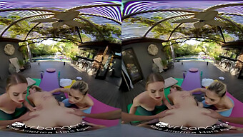 Teenagerens Intime Yogasession Bliver Til En Hot Vr-Trekant