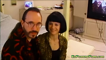 Retro Banging: Ed Powers Y Nona Mejone En Besos Clásicos