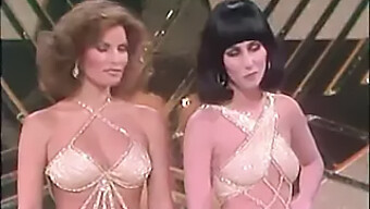 Η Cher & Η Raquel Welch Με Vintage Ψηλοτάκουνα Παπούτσια