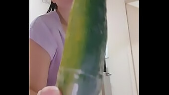 用黄瓜自慰:拉丁美女的肛交冒险