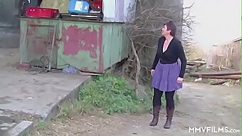 Rijpe Duitse Vrouw Geniet Van Oraal Plezier In Deze Video Op Het Platteland