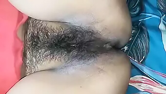 毛茸茸的desi女仆用手指刺激她的desi Bhabhi