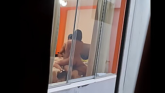 Voyeur Chytí Podvádějícího Manžela A Jeho Paní