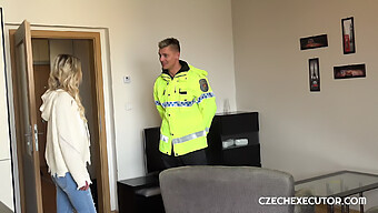 Žiadostivý Policajt Sa Nasýti Nadržaným Eskortom