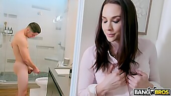 Busty Stemor Chanel Preston Fanger Sønnen Som Runker På Badet