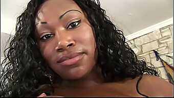 Una Hermosa Mujer Negra Con Un Culo Enorme Tiene Su Coño Y Culo Llenos De Semen