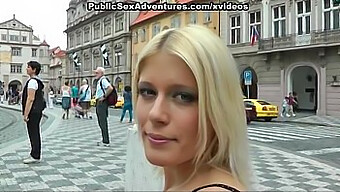 Nacktes Blondes Girl Genießt Extremen Public Sex