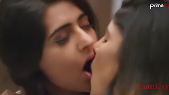 Gadis-Gadis India Berpayudara Besar Berciuman Dan Meraba-Raba Satu Sama Lain Dalam Adegan Lesbian Ini