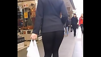 Ein Sexy Mädchen In Leggings Zeigt Ihren Bootylicious Körper