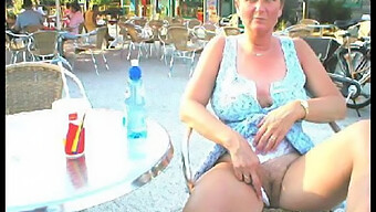 Echte Amateur Milf Gaat Naakt En Masturbeert