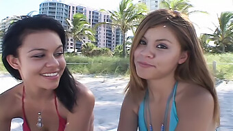 Pompino Di Due Giovani Ragazze Sulla Spiaggia Di Miami