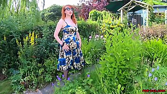 Milf Britannique Aux Gros Seins En Bas Et Talons Se Doigte Dans Le Jardin