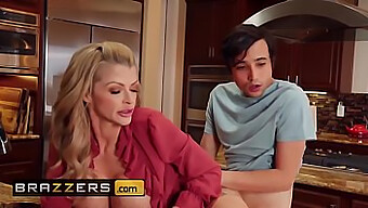 جوسلين جيمس الأم تستمتع بعمل الثدي من صديق ابنها في هذا الفيديو من Brazzers