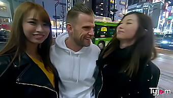 Le Ragazze Asiatiche Mona E Tsubaki Si Concedono Un Bollente Trio