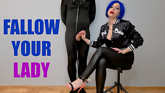 Mistress Femdom Dalam Legging Hitam Mengkilap Menghukum Sugar Baby-Nya