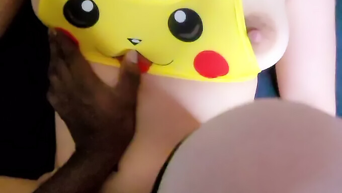 Pov-Visning Af En Ung Europæisk Kvinde Med En Stor Røv, Der Bliver Kneppet, Mens Hun Cosplayer Som Pikachu