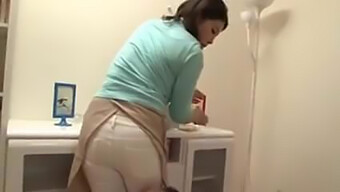 Mobiles Video Featuring A Mature Asian Maid