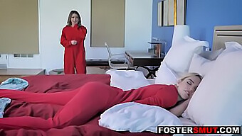 Lesbiche Adolescenti (18+) Si Godono La Compagnia A Vicenda In Questo Video Tabù