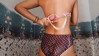 Guarda Una Giovane Donna Indiana Fare Il Bagno E Mostrare La Sua Lingerie