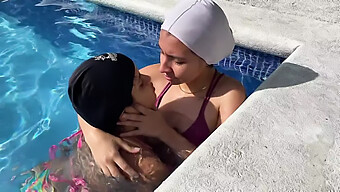 Pareja Lesbiana Disfruta Del Sexo Anal Y Lamer En La Piscina