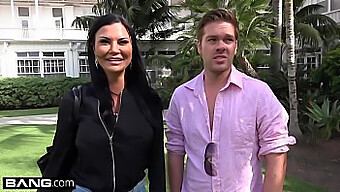 Milf Jasmine Jae Odhaluje Svou Kundičku Na Pláži