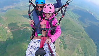 Natte Poes Spuit Hoog Tijdens Het Paragliden