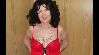 Die Reife Milf Sue Palmer Gibt Einen Blowjob Und Benutzt Ein Sexspielzeug