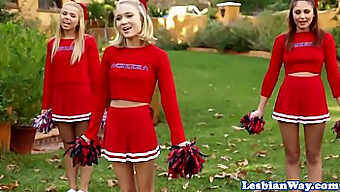 Lesbiska Lesbiska: Söta Cheerleaders Har En Orgie