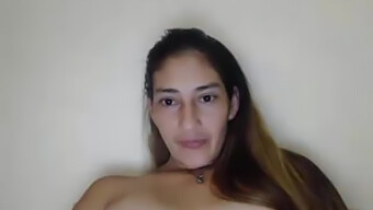 Pamelita Ricota, Una Latina De 19 Años, Es Exhibida En Skype