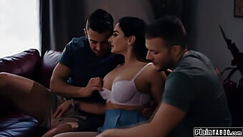 نوجوان 18+ با دوست صمیمی نامادری اش، کسش را می لیسد