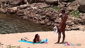 Negão Interracial Recebe Um Boquete Em Uma Praia De Nudismo