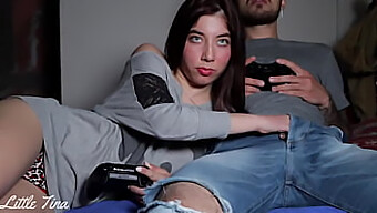 Zrzavá Amatérka Si Užívá Velký Zadek V Tomto Porno Videu S Tématikou Fifa