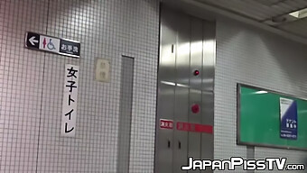 Mujeres Japonesas Capturadas Orinando En Un Baño Público