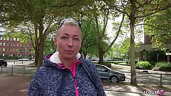 Milf Mandy Neemt Een Diepe Anale Neukpartij In Het Openbaar