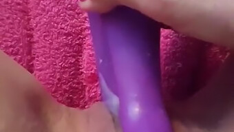 Een Homoseksuele Man Gebruikt Een Vibrator Om Zichzelf Te Plezieren.