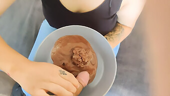 Liebe Zu Eis Und Penissen: Blowjob Und Arschspiel