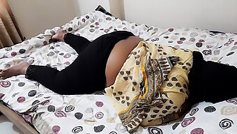 La Primera Vez De Su Novia India Con Su Novio En La Cama