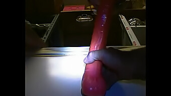 Amatør Bruker En Deepthroat Dildo