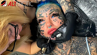 Une Beauté Tatouée Reçoit Un Piercing Facial Dans Cette Vidéo Bdsm