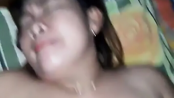 Wanita Indonesia Matang Dengan Payudara Besar Alami Mendapat Blowjob