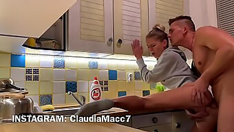 Milf Tatuada Recibe Una Sorpresa De Creampie En La Cocina