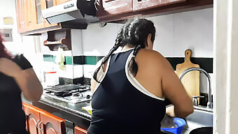 Aku Bersetubuh Dengan Pembantu Dan Ibu Tiriku Memasak