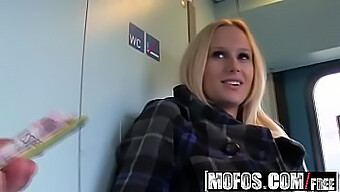 Openbare Pick-Ups - Blonde Babe Krijgt Een Trio In Het Treintoilet