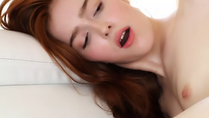 Jia Lissa'S Perfecte Roodharige Lichaam Geniet Van Een Orgasme In Deze Video