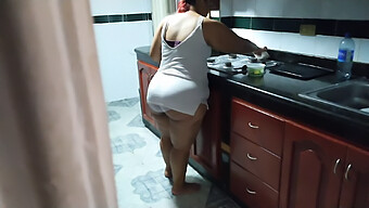 Remaja Brasil Memberikan Handjob Pada Dirinya Sendiri Sementara Ibu Temannya Membersihkan Dapur.