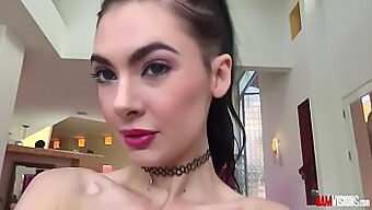 Marley Brinx Aux Cheveux Bruns Se Prépare Pour Une Scène Anale