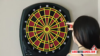 Donne Prosperose Giocano A Un Gioco Birichino Di Strip Darts E Danno Una Sborrata In Faccia