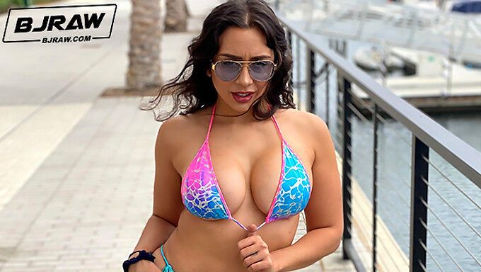 Busty Latina Lilly Hall Gir En Blowjob Og Tar En Stor Kuk I Munnen