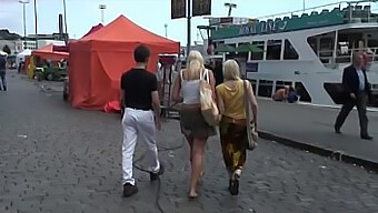 Trio Public Avec Une Adolescente Scandinave Nue Et Nue