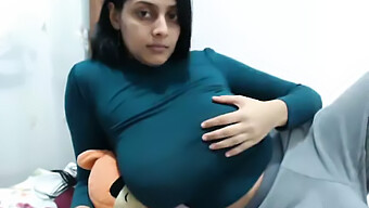 Una India De Tetas Grandes Naturales Se Masturba En La Webcam